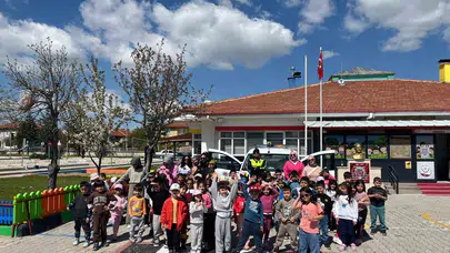 Trafik bilinci minik yaşta başlıyor: Şuhut’ta polis ekipleri kürsüye değil sahaya indi