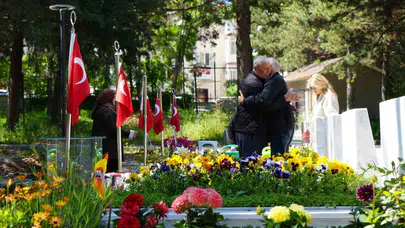 Bayramın buruk yüzü şehitliklerde: Evlatlarının mezarı başında gözyaşları sel oldu