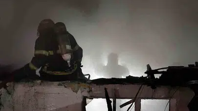Gece yarısı dehşeti: Alevler mahalleyi sokağa döktü, o detay faciayı önledi
