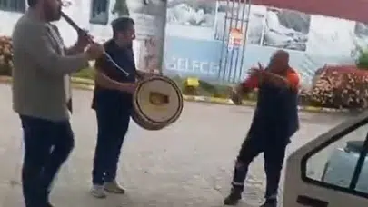 Benzinlikte mesaiye neşe molası: Pompacının oyun havası performansı izleyenleri gülümsetti