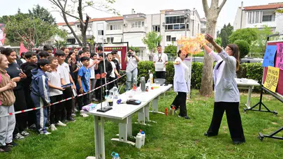 Manisa’da okul sıraları sokağa taştı: Gençler hem eğlendi hem geleceğini planladı