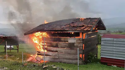 Kastamonu'da korku dolu anlar: Gökyüzünden düşen ateş kulübeyi küle çevirdi