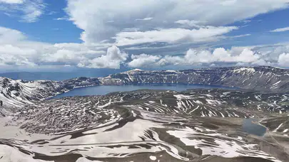 Nemrut'ta bahar ve kış aynı karede: 10 metrelik kar tünelleri ziyaretçilerini bekliyor