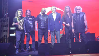 Ayvalık’ta efsanevi buluşma: Kurtalan Ekspres ile müzik ziyafeti