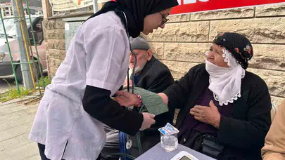 Pazar yerinde beyaz önlüklü seferberlik: Geleceğin sağlıkçıları halkın nabzını tuttu