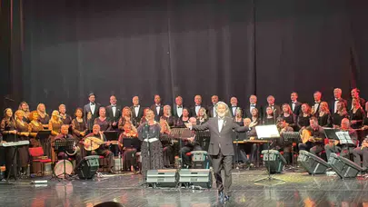 Eskişehir’de nostalji rüzgarı: 80’ler ve 90’ların unutulmaz ezgileri sahnede hayat buldu