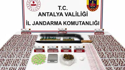 Alanya’da zehir tacirlerine jandarma darbesi: Evlerinden cephanelik çıktı