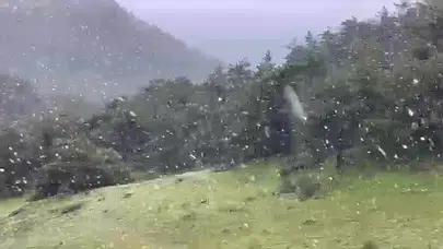 Yaz mevsimine sayılı günler kala Akdağ’da kış manzaraları: Haziran’da lapa lapa kar şaşkınlığı