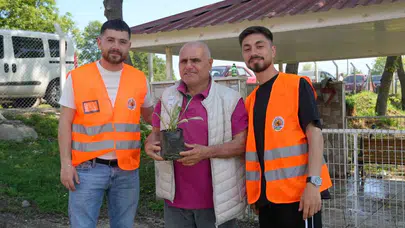 Mezarlık ziyaretlerinde duygulandıran jest: Atakum'da bayram arefesi çiçeklerle karşılandılar