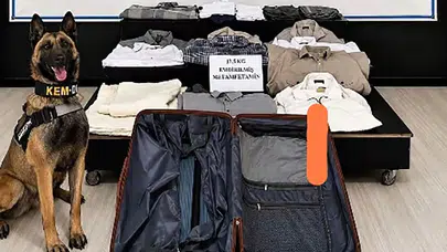Zehir tacirlerinin yeni yöntemi polisi şaşırtmadı: Kıyafetlerin içine gizlenmiş 12,5 kilo metamfetamin yakalandı