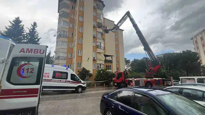 Denizli'de korku dolu anlar: Çatıdaki işçilere yıldırım isabet etti
