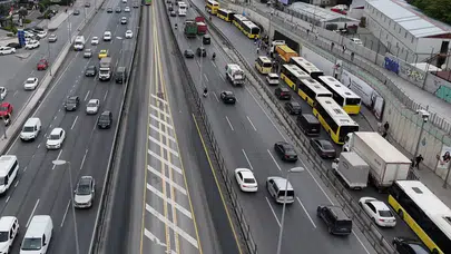Bahçelievler'de ulaşım felç oldu: Arızalı otobüs trafiği kilitledi, yolcular çareyi yola inmekte buldu