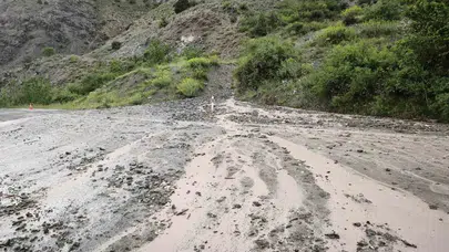 Erzincan-Kemah hattında korkutan heyelan: Ekiplerin zamanla yarışı sonuç verdi