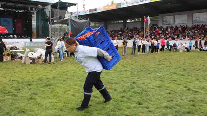 Kumluca’da altın rekabeti: Domates kasalarını taşıyan Yörük kadınları stadı birbirine kattı