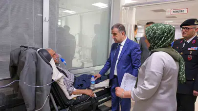 Bayram mesaisinde anlamlı buluşma: Vali Eldivan’dan şifa bekleyenlere ve sağlık ordusuna ziyaret