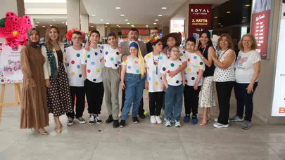 Fırçalarıyla dünyayı renklendirdiler: Özel öğrencilerin sergisi büyük ilgi gördü