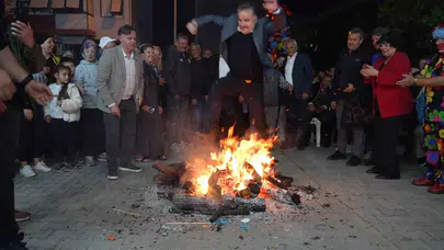 Edremit’te bahar ateşi böyle yakıldı: Dilekler tutuldu, mahalleli meydanlara döküldü