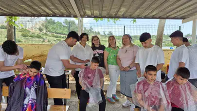 Bayram sevinci makas seslerine karıştı: Geleceğin kuaförlerinden miniklere çifte bayram