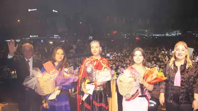 Podyumda zarafet rüzgarı esti: 54. festivalin kraliçesi tacını taktı