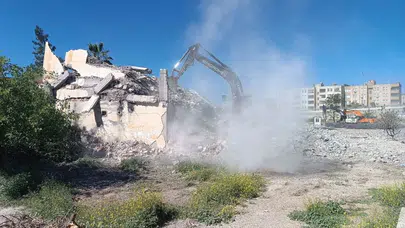 Okul bahçesinde korku dolu anlar: Kepçe vurdu, toz bulutu öğrencileri kaçırdı