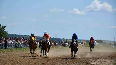 Er meydanında atlar yarıştı, heyecan zirveye çıktı