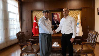 Kaymakamdan çiftçiye tam destek: Yöresel kıyafetleri giydi, sahaya indi