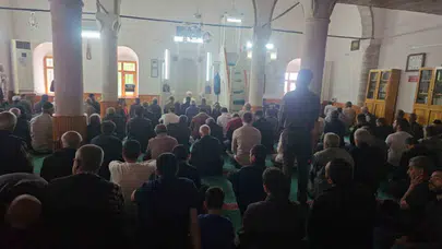Elazığ’da bayram coşkusu cuma namazıyla birleşti: Tarihi mahallede birlik tablosu