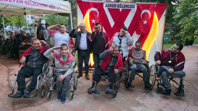 Denizli'de unutulmaz gece: Özel gençler hem askerlik heyecanını hem kına coşkusunu bir arada yaşadı