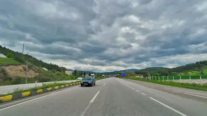 Ölümle burun buruna getiren o anlar: Karabük trafiğinde dehşet saçan sürücü kamerada