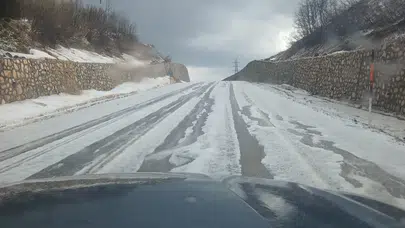 Tunceli’de mevsim normallerinin dışındaki hava muhalefeti sürücülere zor anlar yaşattı: Yollar beyaza büründü