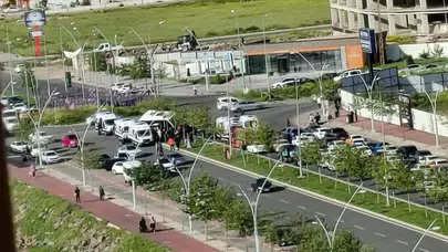 Diyarbakır’da trafik dehşeti: Minibüs elektrik direğini devirip otomobilin üzerine uçtu