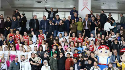 Turgutlu'da mucizevi geri dönüş: 13 sayıdan dönen potanın perileri taraftarıyla devleşti