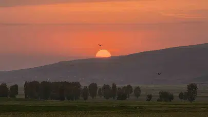 Bitlis’in saklı cenneti: Gökyüzü Güroymak’ta kızıla boyandı