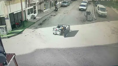 96 yaşındaki sürücünün zor anları: Elektrikli bisikletle devrildi, yardımına yoldan geçen genç yetişti