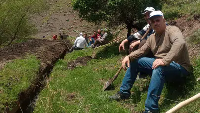 Modern dünyanın hızına inat gelenekler yaşıyor: Bitlis’te omuz omuza verip tarlaların yolunu açtılar