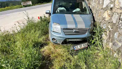 Bilecik'te korkutan kaza: Kontrolden çıkan otomobil duvara çarptı
