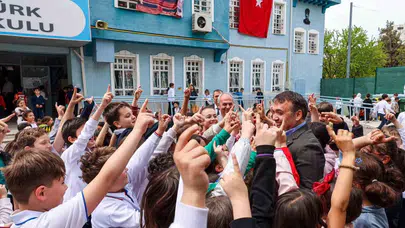 Minik öğrencilerin heyecanına ortak oldu: Vali Sözer okul sıralarına konuk oldu