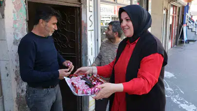 Diyarbakır’da bayram bereketi muhtarın tepsisinde: Kapı kapı dolaşıp gönülleri fethetti