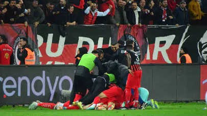 Çorum'da tarihi gece: Final biletini taraftarıyla kutladı