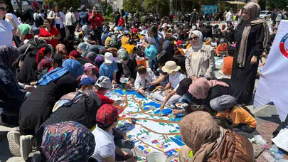 Sincan'da sanat rüzgarı: 2 bin 200 öğrenci dev brandayı renklerle donattı