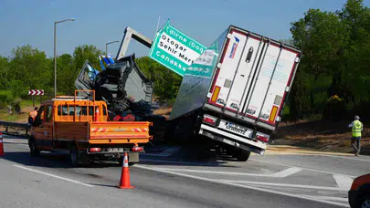 Edirne'de korkunç kaza: Tırın önü beton bloğun altına girdi