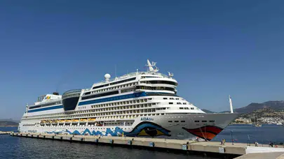 Bodrum turizminde dev hareketlilik: Alman turistleri taşıyan dev gemi limana demir attı