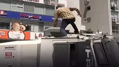 İzmir’deki miting gerginliğinde şok detay: TOMA’nın üzerine çıkan isim eğitimci çıktı