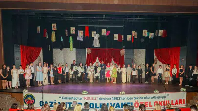 Gaziantep sahnelerinde dev prodüksiyon: Ortaokullu öğrenciler "Lüküs Hayat" ile büyüledi