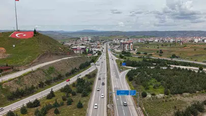 43 şehrin geçiş güzergahı kilit kavşakta yoğun mesai: Trafik havadan görüntülendi