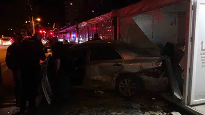 Malatya’da gece yarısı dehşeti: Lastiği patlayan otomobil iş yerini yerle bir etti