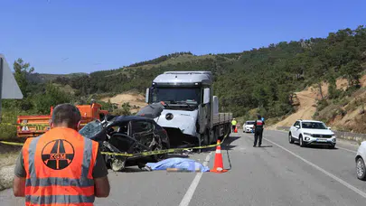 Antalya-Isparta yolunda acı son: Mermer yüklü tırla çarpışan otomobildeki çift yaşamını yitirdi