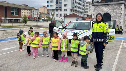 Geleceğin sürücüleri trafik kurallarını yerinde öğreniyor: Bilecik'te miniklere uygulamalı ders