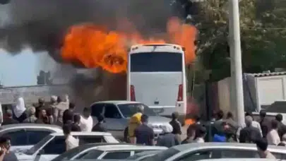 Ziyaretçiler dehşeti yaşadı: Eyyüpnebi’de park halindeki otobüs küle döndü
