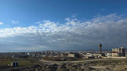 Tarih ve doğa aynı karede buluştu: Van Kalesi’nin üzerinde pamuk tarlalarını andıran manzara